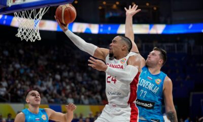Dilon Bruks (Kanada) pogađa pored Luke Dončića (Slovenija)
