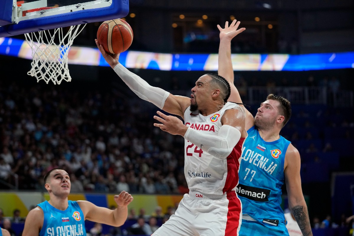 Dilon Bruks (Kanada) pogađa pored Luke Dončića (Slovenija)