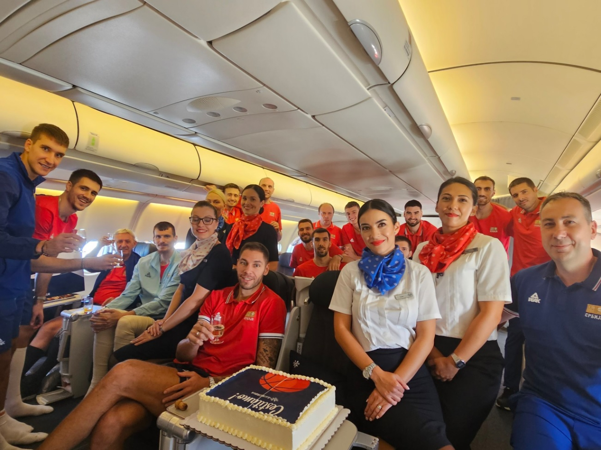 Boriša Simanić u avionu sa košarkašima Srbije