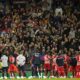Navijači i igrači Crvene zvezde posle utakmice sa Manćester sitijem
