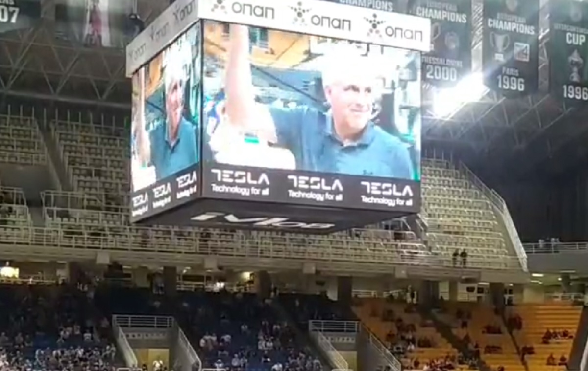 Željko Obradović dobija trofej u Atini