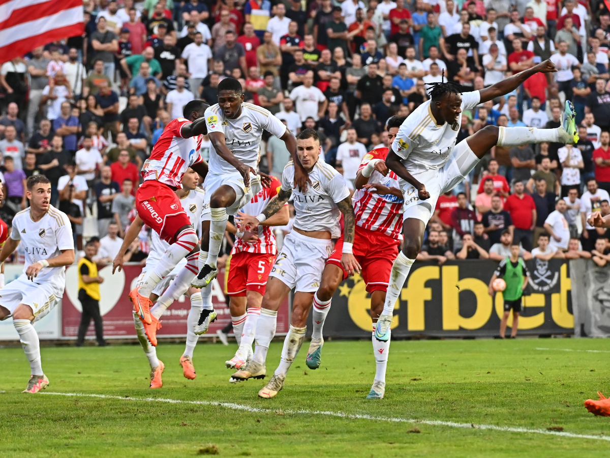 Fudbaleri Crvene zvezde i Čukaričkog na meču Superlige
