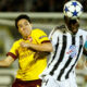 Mohamed Kamara Medo fudbaler Partizana na utakmici Lige Sampiona protiv Samir Nasri Arsenala na stadionu Partizana 28.09.2010. godine Foto: Marko Metlas