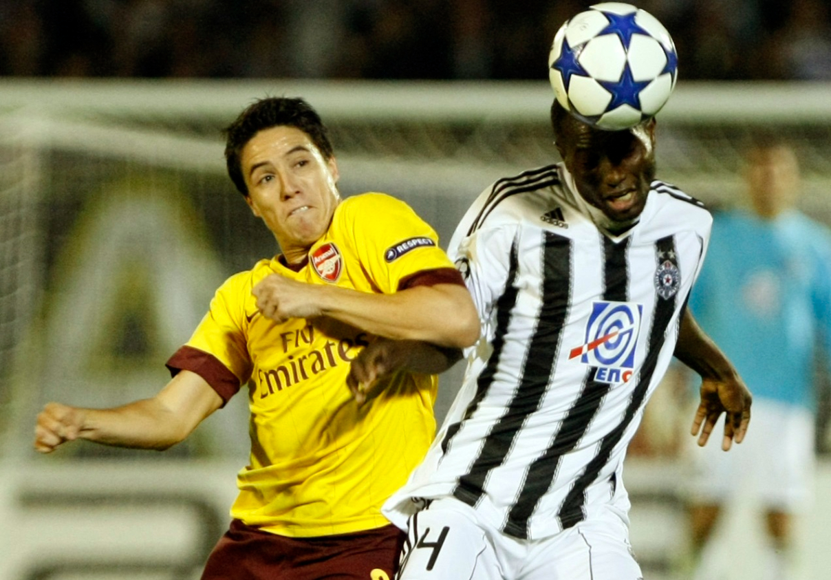 Mohamed Kamara Medo fudbaler Partizana na utakmici Lige Sampiona protiv Samir Nasri Arsenala na stadionu Partizana 28.09.2010. godine Foto: Marko Metlas