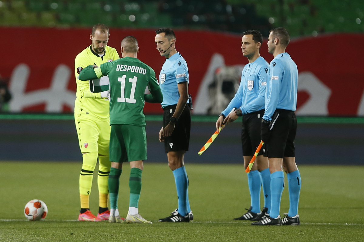JOSE MARIA SANCHEZ MARTINEZ Hoze Maria Sancez Martinez sudija, MILAN BORJAN golman fudbalera Crvene Zvezde na utakmici UEFA Lige Evrope protiv KIRIL DESPODOV iz Ludogoreca na stadionu Rajko Mitic, Beograd 25.11.2021. godine Foto: Ivica Veselinov / MN PRESS
