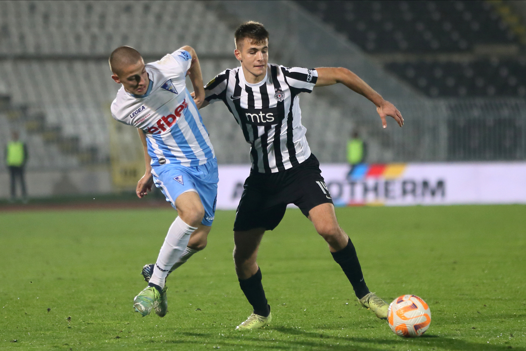 SAMED BAZDAR fudbaler Partizana na utakmici Superlige Prvenstva Srbije protiv ALEKSA DJURASOVIC iz Spartaka Subotica na stadionu Partizana, Beograd 10.11.2022. godine Foto: Marko Metlas Fudbal, Partizan, Superliga Prvenstvo Srbije, Spartak Subotica