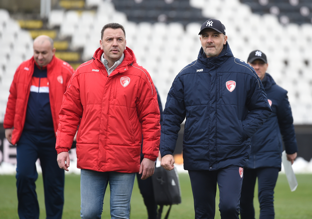 MARKO DIMITRIJEVIC, sekretar, i DEJAN JOKSIMOVIC, trener fudbalera Radnickog iz Kragujevca, na prvenstvenoj utakmici protiv Partizana, na stadionu JNA. Beograd, 27.02.2023. foto: Nebojsa Parausic Fudbal, Partizan, Radnicki 1923