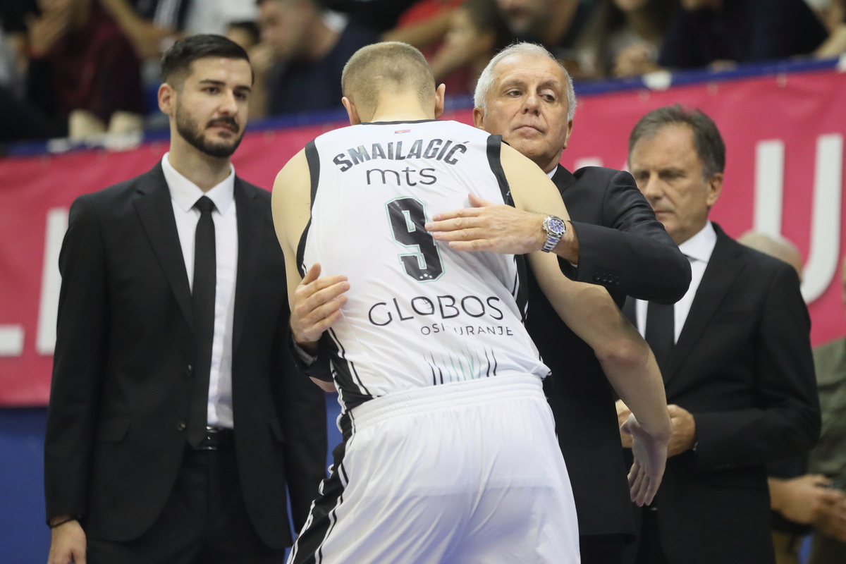 ALEN SMAILAGIC i ZELIMIR OBRADOVIC ZELJKO trener kosarkasa Partizana na utakmici Jadranske ABA lige protiv Mege u hali Ranko Zeravica, Beograd 23.10.2023. godine Foto: Marko Metlas Kosarka, Partizan, Jadranska ABA liga, Mega