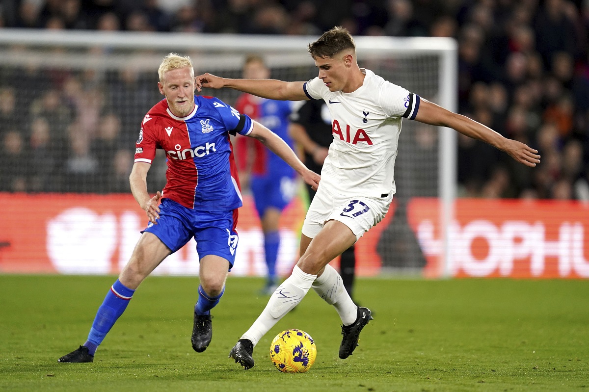 Tottenham Hotspur's Micky van de Ven, right, and Crystal Palace's Will Hughes battle for the ball during the English Premier League soccer match at Selhurst Park, London, Friday Oct. 27, 2023. (John Walton/PA via AP)
