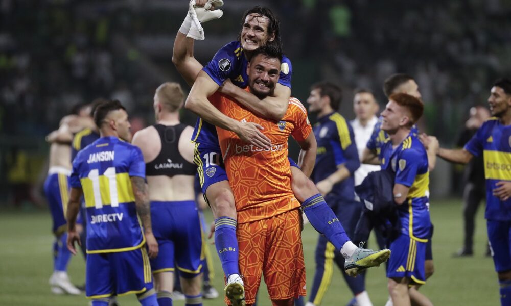 Edinson Cavani of Argentina's Boca Juniors embraces goalkeeper Sergio Romero after defeating Brazil's Palmeiras in a penalty shootout during a Copa Libertadores semifinal second leg soccer match at Allianz Parque stadium in Sao Paulo, Brazil, Thursday, Oct. 5, 2023. (AP Photo/Andre Penner)