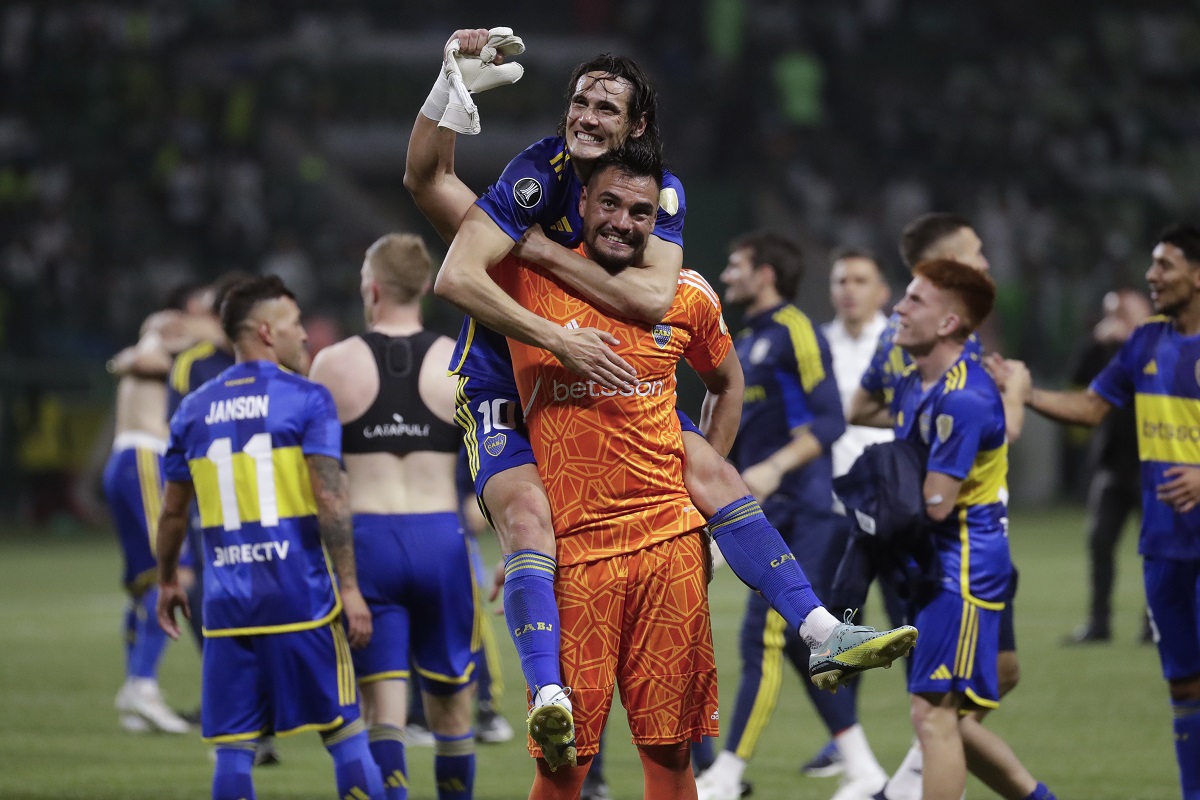 Edinson Cavani of Argentina's Boca Juniors embraces goalkeeper Sergio Romero after defeating Brazil's Palmeiras in a penalty shootout during a Copa Libertadores semifinal second leg soccer match at Allianz Parque stadium in Sao Paulo, Brazil, Thursday, Oct. 5, 2023. (AP Photo/Andre Penner)