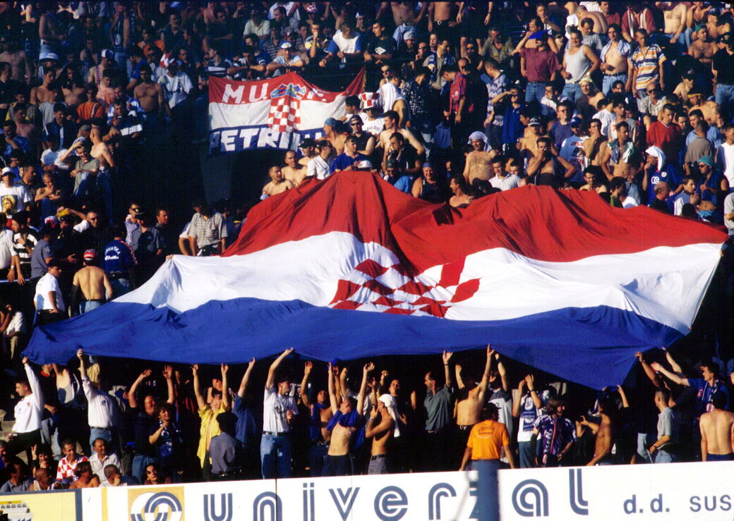 Navijaci fudbalskog kluba Kroacija (Dinamo) na utakmici prvog kola kvalifikacija za Ligu Sampiona protiv Partizana na stadionu Maksimir u Zagrebu, Hrvatska 30.07.1997. godine Foto: Marko Metlas