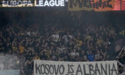 Navijači AEK-a sa transparentom "Kosovo je Albanija" na meču Lige Evrope protiv Ajaksa