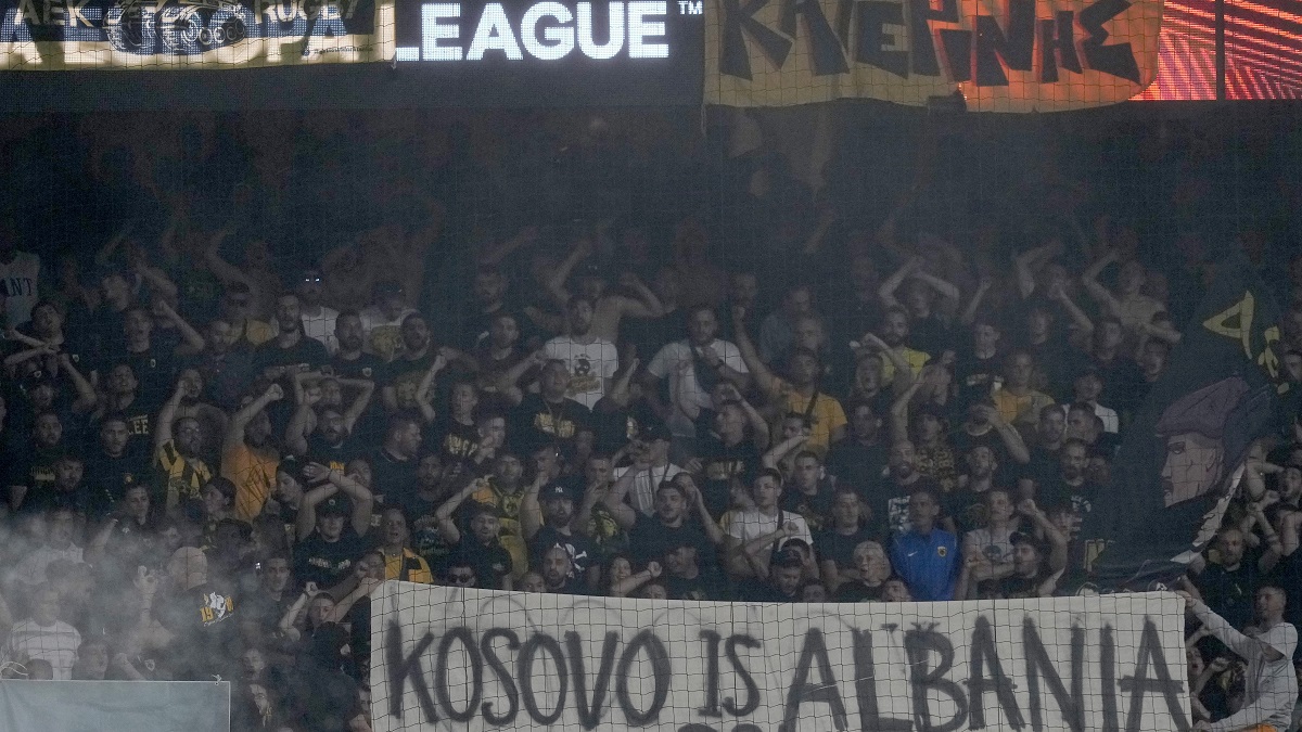 Navijači AEK-a sa transparentom "Kosovo je Albanija" na meču Lige Evrope protiv Ajaksa