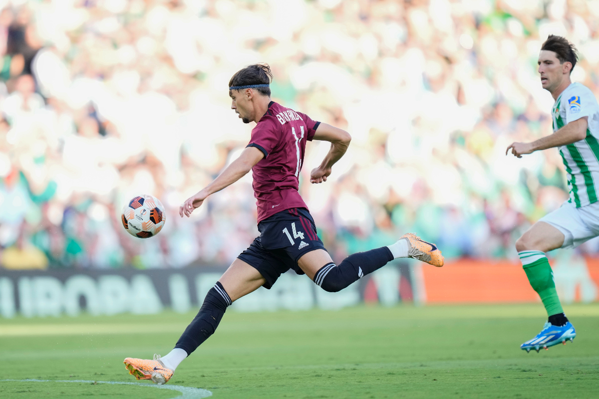 Sparta's Veljko Birmancevic scores his side's first goal during the Europa League Group C soccer match between Betis and Sparta Prague at the Benito Villamarin Stadium stadium in Seville, Spain, Thursday Oct. 5, 2023. (AP Photo/Jose Breton)