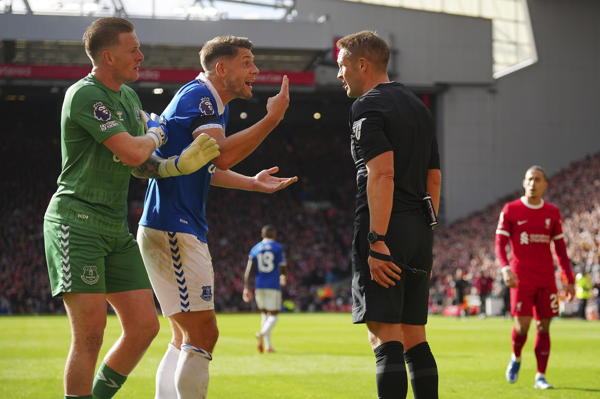 Džordan Pikford, Džejms Tarkovski i Kreg Poson na Enfildu - derbi Mersisajda