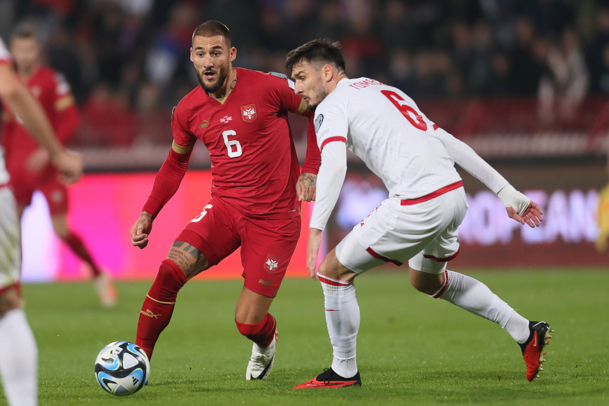 NEMANJA GUDELJ fudbaler reprezentacije Srbije na utakmici kvalifikacija za UEFA Evropsko prvenstvo 2024 godine protiv Crne Gore na stadionu Rajka Mitica, Beograd 17.10.2023. godine Foto: Marko Metlas Fudbal, Reprezentacija, Srbija, Crna Gora, UEFA Evropsko prvenstvo, EURO 2024