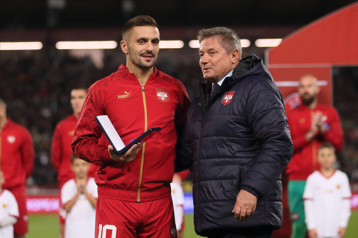 DUSAN TADIC i DRAGAN STOJKOVIC PIKSI selektor i trener fudbalera reprezentacije Srbije na utakmici kvalifikacija za UEFA Evropsko prvenstvo 2024 godine protiv Crne Gore na stadionu Rajka Mitica, Beograd 17.10.2023. godine Foto: Marko Metlas Fudbal, Reprezentacija, Srbija, Crna Gora, UEFA Evropsko prvenstvo, EURO 2024