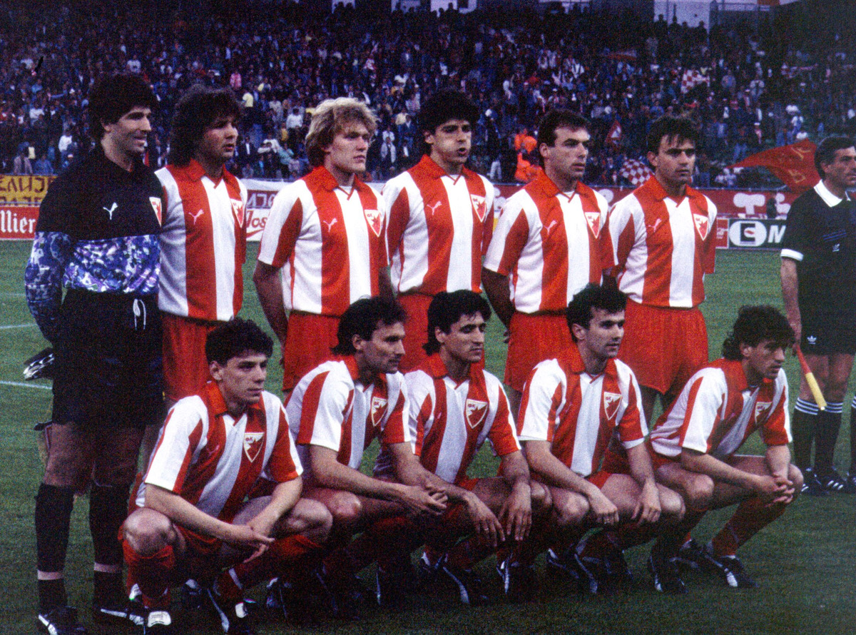 STEVAN STOJANOVIC, SINISA MIHAJLOVIC, ROBERT PROSINECKI, MIODRAG BELODEDIC, ILIJA NAJDOSKI, SLOBODAN MAROVIC, VLADIMIR JUGOVIC, DRAGISA BINIC, DARKO PANCEV, DEJAN SAVICEVIC i REFIK SABANADZOVIC, fudbaleri Crvene zvezde, na utakmici finala kupa sampiona protiv Olimpika, na stadionu Sveti Nikola. Bari, 29.05.1991. foto: Nebojsa Parausic Fudbal, Crvena zvezda, Olimpik Marselj, Finale Kupa Evropskih sampiona, Ekipa