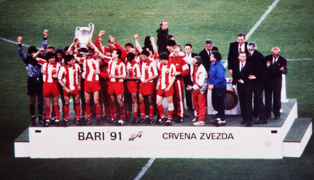 Fudbaleri Crvene zvezde sa peharom proslavljaju pobedu na utakmici finala kupa sampiona protiv Olimpika, i osvajanje titule prvaka Evrope, na stadionu Sveti Nikola. Bari, 29.05.1991. foto: Tomislav Mihajlovic Fudbal, Crvena zvezda, Olimpik Marselj, Finale Kupa Evropskih sampiona, Radost