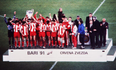 Fudbaleri Crvene zvezde sa peharom proslavljaju pobedu na utakmici finala kupa sampiona protiv Olimpika, i osvajanje titule prvaka Evrope, na stadionu Sveti Nikola. Bari, 29.05.1991. foto: Tomislav Mihajlovic Fudbal, Crvena zvezda, Olimpik Marselj, Finale Kupa Evropskih sampiona, Radost