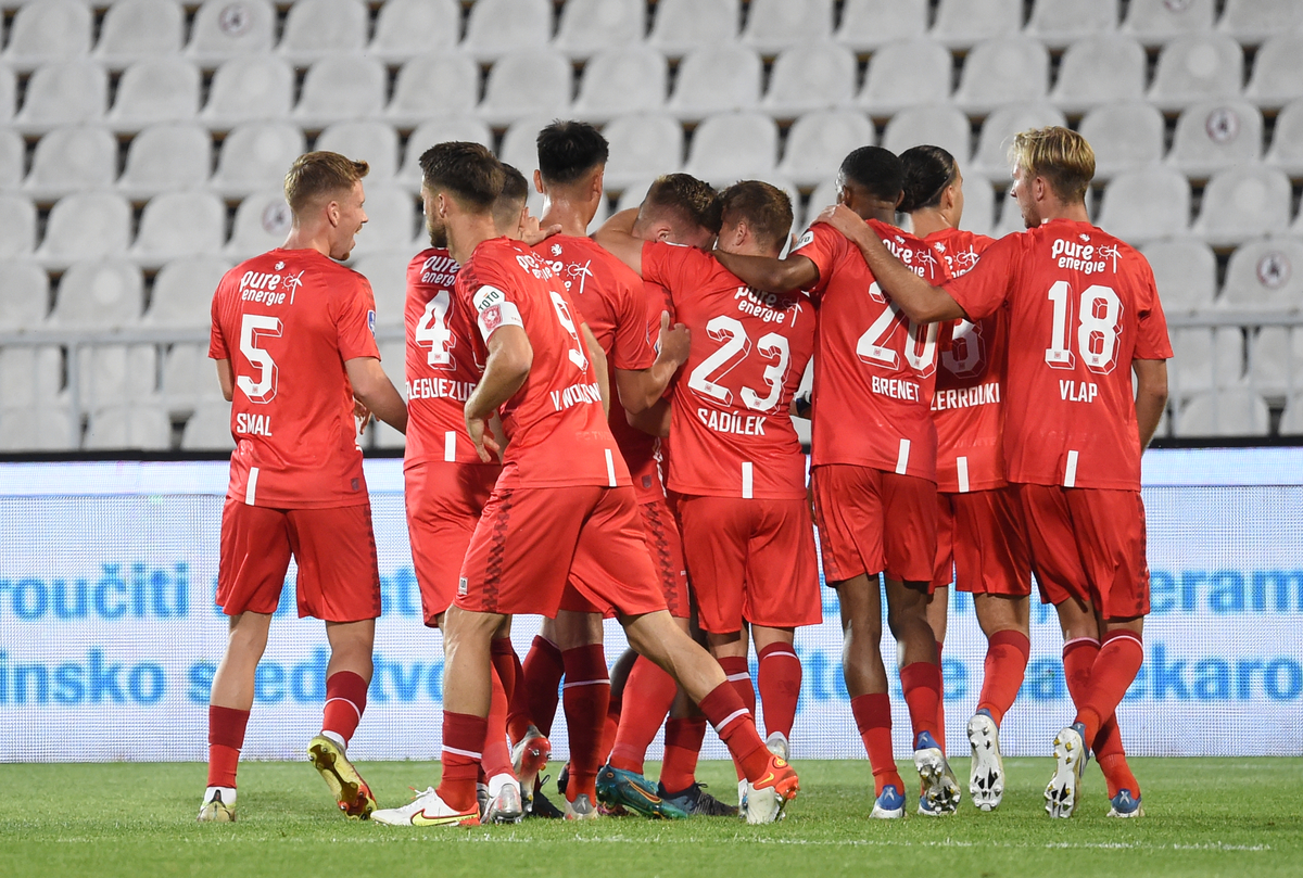 Fudbaleri Tventea slave gol protiv Čukaričkog na stadionu Partizana
