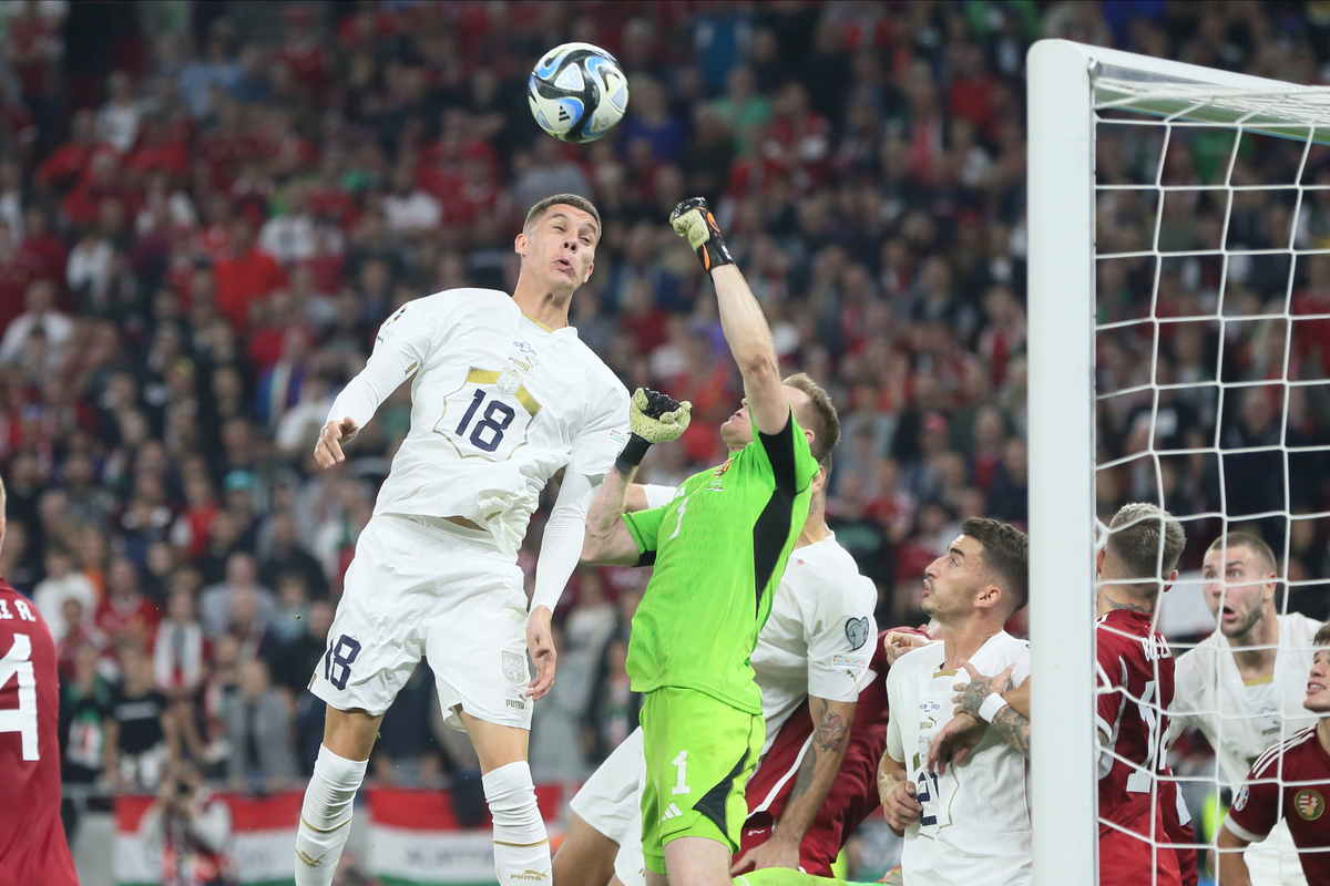 PETAR RATKOV fudbaler reprezentacije Srbije na utakmici kvalifikacija za UEFA Evropsko prvenstvo 2024 godine protiv Madjarske na stadionu Ferenc Puskas, Budimpesta 14.10.2023. godine Foto: Marko Metlas Fudbal, Reprezentacija, Srbija, Madjarska, UEFA Evropsko prvenstvo, EURO 2024