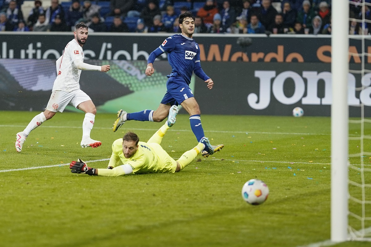 Mainz's Marco Richter, left, scores the opening goal during the German Bundesliga soccer match between TSG 1899 Hoffenheim and 1. FSV Mainz 05 in Sinsheim, Germany, Sunday, Nov. 26, 2023. (Uwe Anspach/dpa via AP)