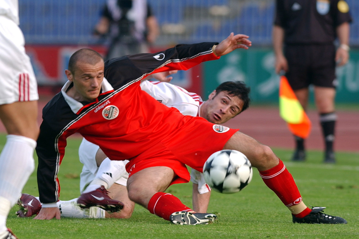 FUDBAL - Srdjan Baljak, fudbaler Buducnosti iz Banatskog Dvora, na utakmici protiv Crvena zvezda u finalu kupa Srbije i Crne Gore.Beograd, 12.05.2004. snimio:N.Parausic ?