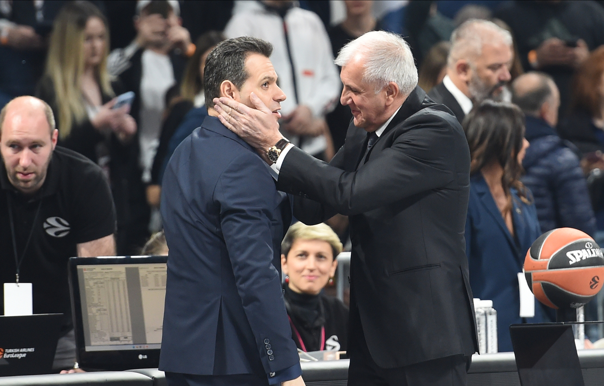 ZELJKO OBRADOVIC, trener kosarkasa Partizana, na utakmici Evrolige protiv Fenerbahcea, i DIMITRIOS ITOUDIS Dimitris Itudis, u Beogradskoj Stark areni. Beograd, 23.02.2023. foto: Nebojsa Parausic Kosarka, Euroleague, Partizan, Fenerbahce