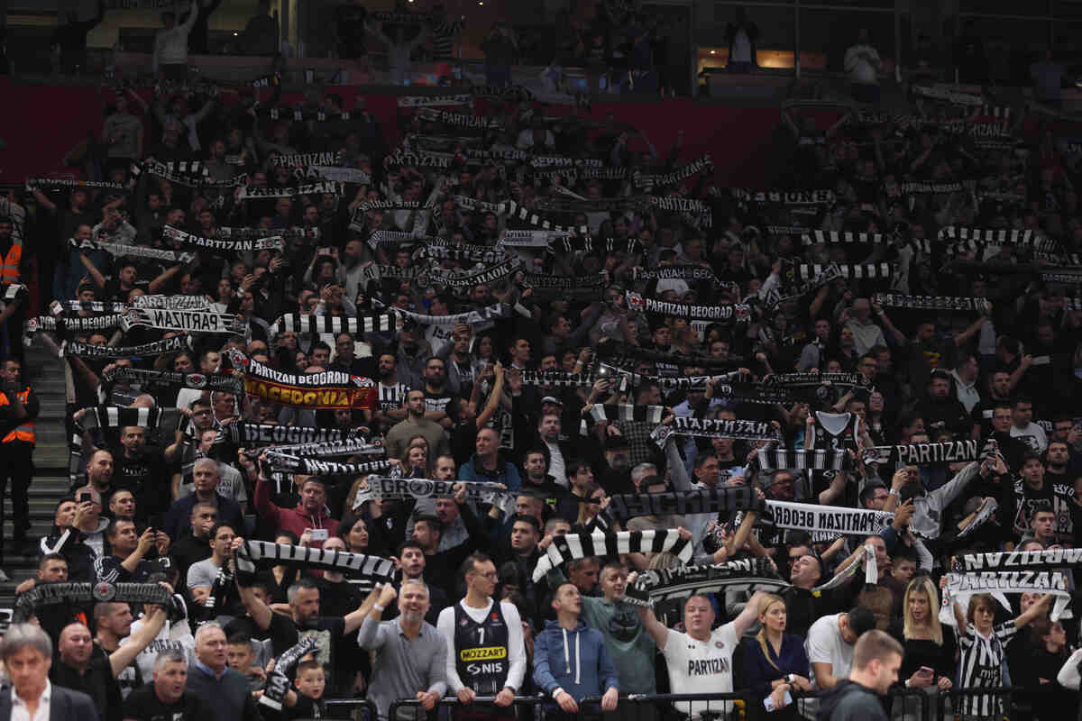 Grobari, navijači Partizana na utakmici Evrolige protiv Olimpija Armani Milano u hali Stark Beogradska arena, Beograd 07.12.2023. godine Foto: Marko Metlas Kosarka, Partizan, Evroliga, Olimpija Armani Milano