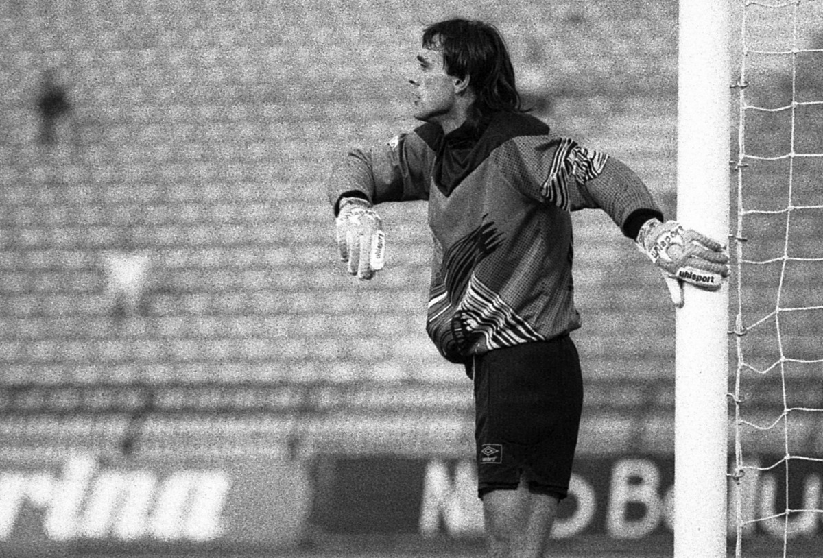 PERO GILJEN golman, fudbaler Sutjeske, na prvenstvenoj utakmici protiv Crvene zvezde, na stadionu Crvene zvezde. Beograd, 09.10.1991. Foto: Nebojsa Parausic Fudbal, Crvena zvezda, Sutjeska