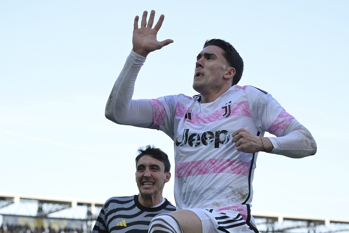 Juventus' Dusan Vlahovic, center, celebrates after scoring his side's second goal during a Serie A soccer match between Frosinone and Juventus, at Benito Stirpe Stadium, in Frosinone, Italy, Saturday, Dec. 23, 2023. (Alfredo Falcone/LaPresse via AP)