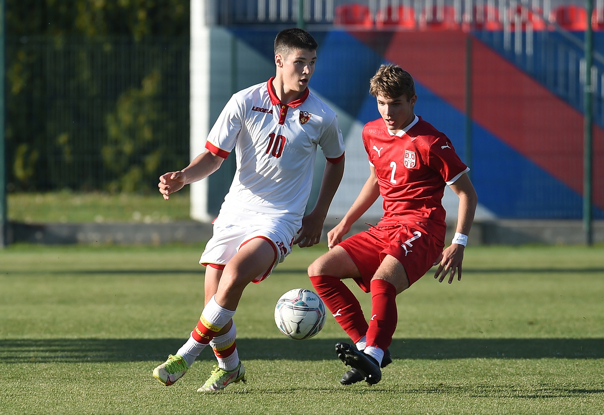 VASILIJE ADZIC, fudbaler Crne Gore U16, na utakmici protiv Srbije, i UROS CUK, na stadionu SC FSS. Stara Pazova, 14.04.2022. foto: Nebojsa Parausic Fudbal, Srbija, Crna Gora, Turnir Miljan Miljanic U16