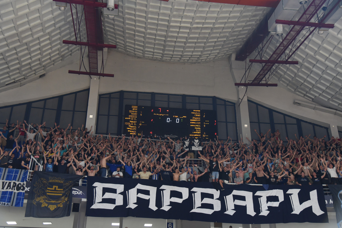 VARVARI, navijaci kosarkasa Buducnosti, proslavljaju pobedu na utakmici polufinala ABA lige protiv Partizana, u hali Moraca. Podgorica, 15.05.2022. foto: MN Press / rb Kosarka, ABA league, Partizan, Buducnost, Radost