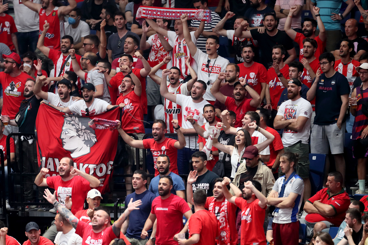 NAVIJACI kosarkasa Olimpijakosa Pirej na utakmici Fajnal for Evrolige F4 protiv Barselone u hali Stark Beogradska arena, Beograd 21.05.2022. godine Foto: Marko Metlas Kosarka, Fajnal for F4, Evroliga, Olimpijakos Pirej, Barselona