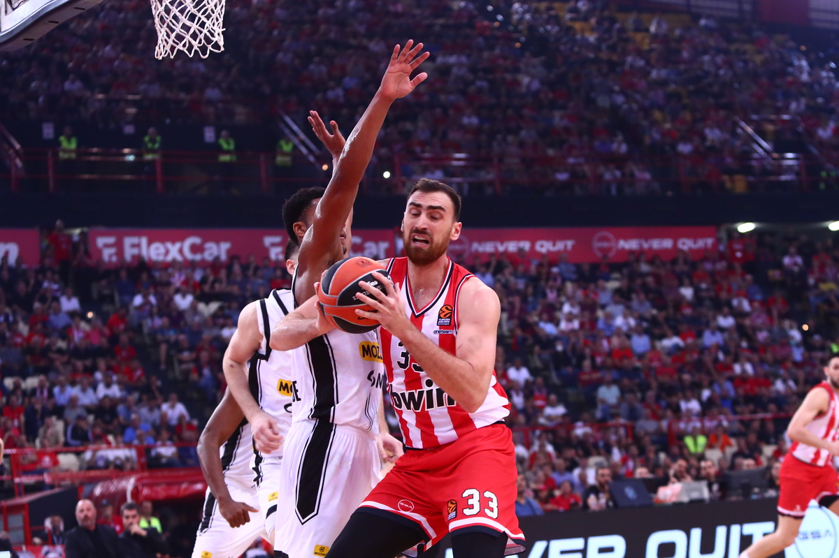 NIKOLA MILUTINOV, kosarkas Olimpijakosa, na utakmici Evrolige protiv Partizana, u hali Mira i prijateljstva. Atina,19.10.2023. foto: MN Press / kl Kosarka, Euroleague, Olimpijakos, Partizan