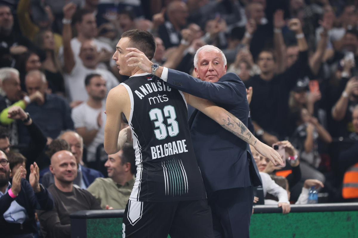 ZELIMIR OBRADOVIC ZELJKO trener, DANILO ANDJUSIC kosarkas Partizana na utakmici Evrolige protiv Olimpija Armani Milano u hali Stark Beogradska arena, Beograd 07.12.2023. godine Foto: Marko Metlas Kosarka, Partizan, Evroliga, Olimpija Armani Milano
