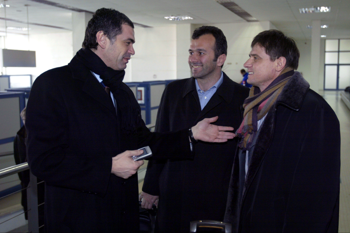 Zoran Terzic predsednik FS Beograda sa Dejanom Savicevicem predsednikom FS Crne Gore i Draganom Stojkovicem Piksijem predsednikom FSSCG po dolasku na Aerodrom Sofija dan pred prijateljsku utakmicu protiv Bugarske 08.02.2005. godine Foto: Marko Metlas