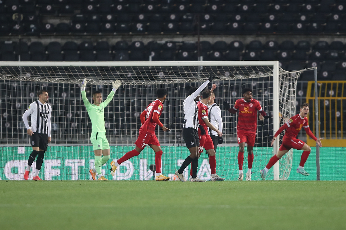 Džofri Činedu i Matija Gluščević fudbaler Radničkog 1923 Kragujevac na utakmici Mocart Superlige protiv Partizana na stadionu Partizana, Beograd 16.12.2023. godine Foto: Ivica Veselinov / MN PRESS FUDBAL, FOOTBALL, MOZZART SUPERLIGA, PRVENSTVO SRBIJE, NATIONAL CHAMPIONSHIP, PARTIZAN, FK RADNICKI KRAGUJEVAC