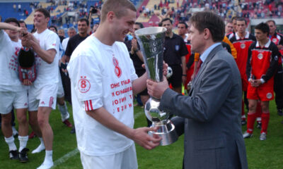 Nemanja Vidic fudbaler Crvene zvezde na utakmici finala Kupa Srbije i Crne Gore protiv Buducnosti iz Banatskog Dvora na stadionu Partizana prima pehar od Dragana Stojkovica predsednika fudbaslkog saveza Srbije i Crne Gore 12.05.2004. godineFoto: Marko Metlas