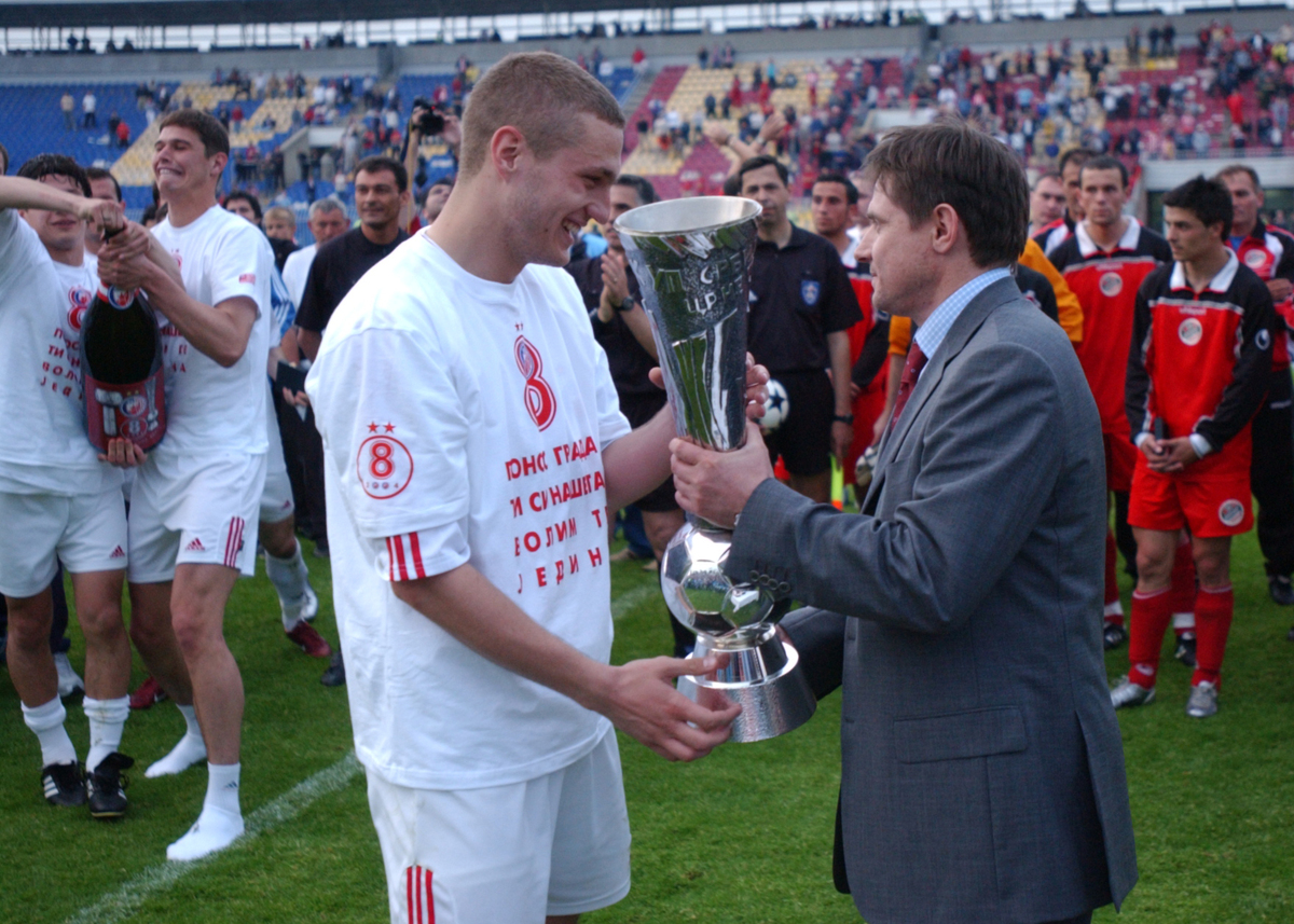 Nemanja Vidic fudbaler Crvene zvezde na utakmici finala Kupa Srbije i Crne Gore protiv Buducnosti iz Banatskog Dvora na stadionu Partizana prima pehar od Dragana Stojkovica predsednika fudbaslkog saveza Srbije i Crne Gore 12.05.2004. godineFoto: Marko Metlas