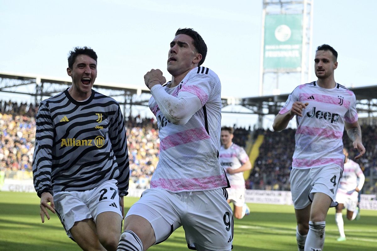 Juventus' Dusan Vlahovic, center, celebrates after scoring his side's second goal during a Serie A soccer match between Frosinone and Juventus, at Benito Stirpe Stadium, in Frosinone, Italy, Saturday, Dec. 23, 2023. (Alfredo Falcone/LaPresse via AP)
