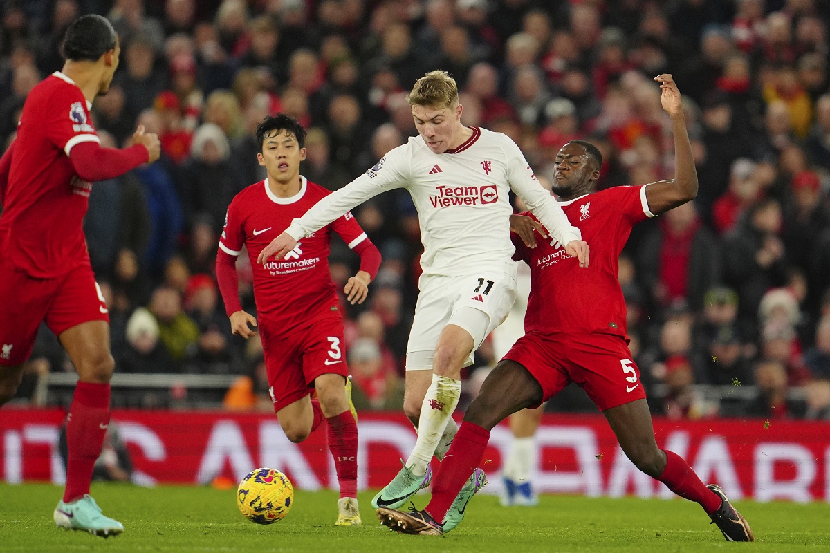 Manchester United's Rasmus Hojlund, centre, challenges for the ball with Liverpool's Ibrahima Konate, right, and Liverpool's Wataru Endo during the English Premier League soccer match between Liverpool and Manchester United at the Anfield stadium in Liverpool, England, Sunday, Dec.17, 2023. (AP Photo/Jon Super)