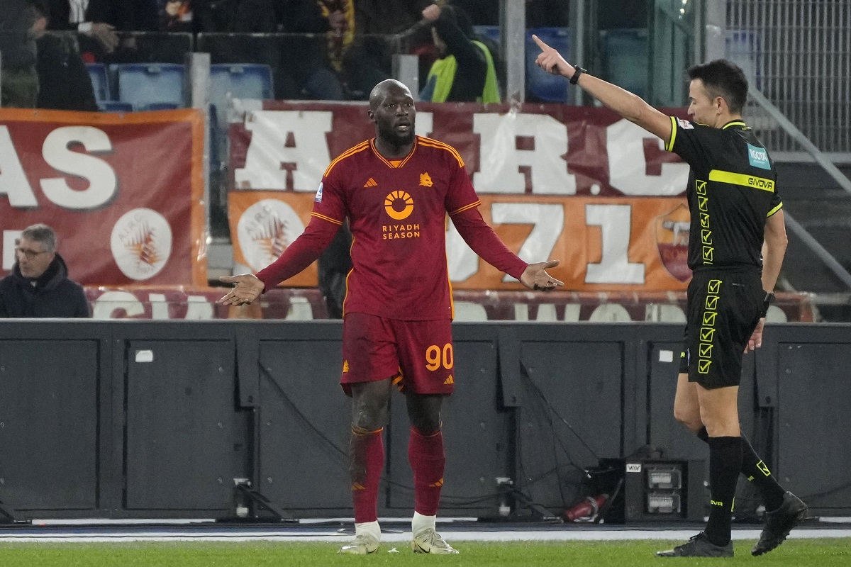 Roma's Romelu Lukaku reacts after receiving a red card by a referee during the Series A soccer match between Roma and Fiorentina at the Rome's Olympic stadium, Sunday, Dec. 10, 2023. (AP Photo/Gregorio Borgia)