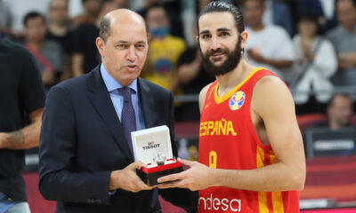 TURGAY DEMIREL Turgaj Demirel predsednik FIBA Evropa i i RICKY RUBIO Riki Rubio kosarkas reprezentacije Spanije clan najbolje petorke na utakmici finala za zlatnu medalju Svetskog prvenstva 2019 protiv Argentine u hali Vukesong Kadilak arena, Peking 15.09.2019. godine Foto: Marko Metlas Kosarka, Svetsko prvenstvo, Kina, Spanija, Argentina