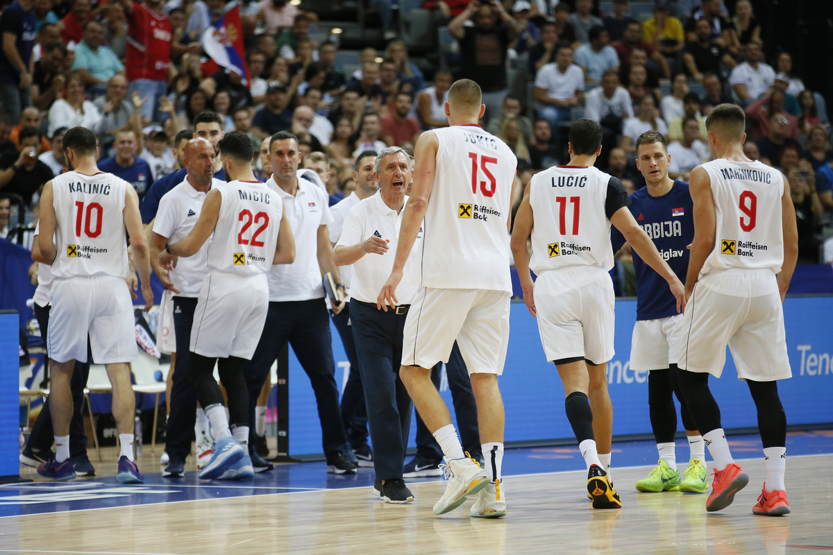 SVETISLAV PESIC treneri NIKOLA JOKIC kosarkas Srbije na utakmici FIBA Evropskog Prvenstva protiv Holandije u O2 Areni, Prag 02.09.2022. godine Foto: Ivica Veselinov / MN PRESS KOSARKA, BASKETBALL, FIBA, SRBIJA, SERBIA, NEDERLANDS, HOLANDIJA, EUROPEAN CHAMPIONSHIP, EVROPSKO PRVENSTVO