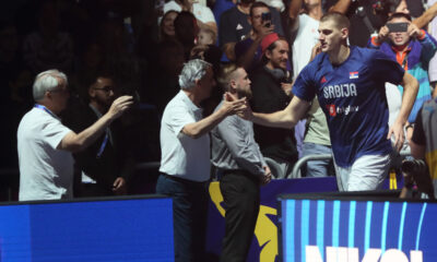 SVETISLAV PESIC selektor i trener i NIKOLA JOKIC kosarkasi reprezentacije Srbije na utakmici FIBA Evropskog prvenstva protiv Italije u Mercedes Benc areni, Berlin 11.09.2022. godine Foto: Marko Metlas Kosarka, Srbija, FIBA Evropsko prvenstvo, Italija