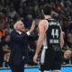 ZELJKO OBRADOVIC, trener kosarkasa Partizana, i FRANK KAMINSKY Frenk Kaminski, na utakmici Evrolige protiv Asvela, u Beogradskoj Stark areni. Beograd, 02.01.2024. foto: Nebojsa Parausic / MN press Kosarka, Euroleague, Partizan, ASVEL