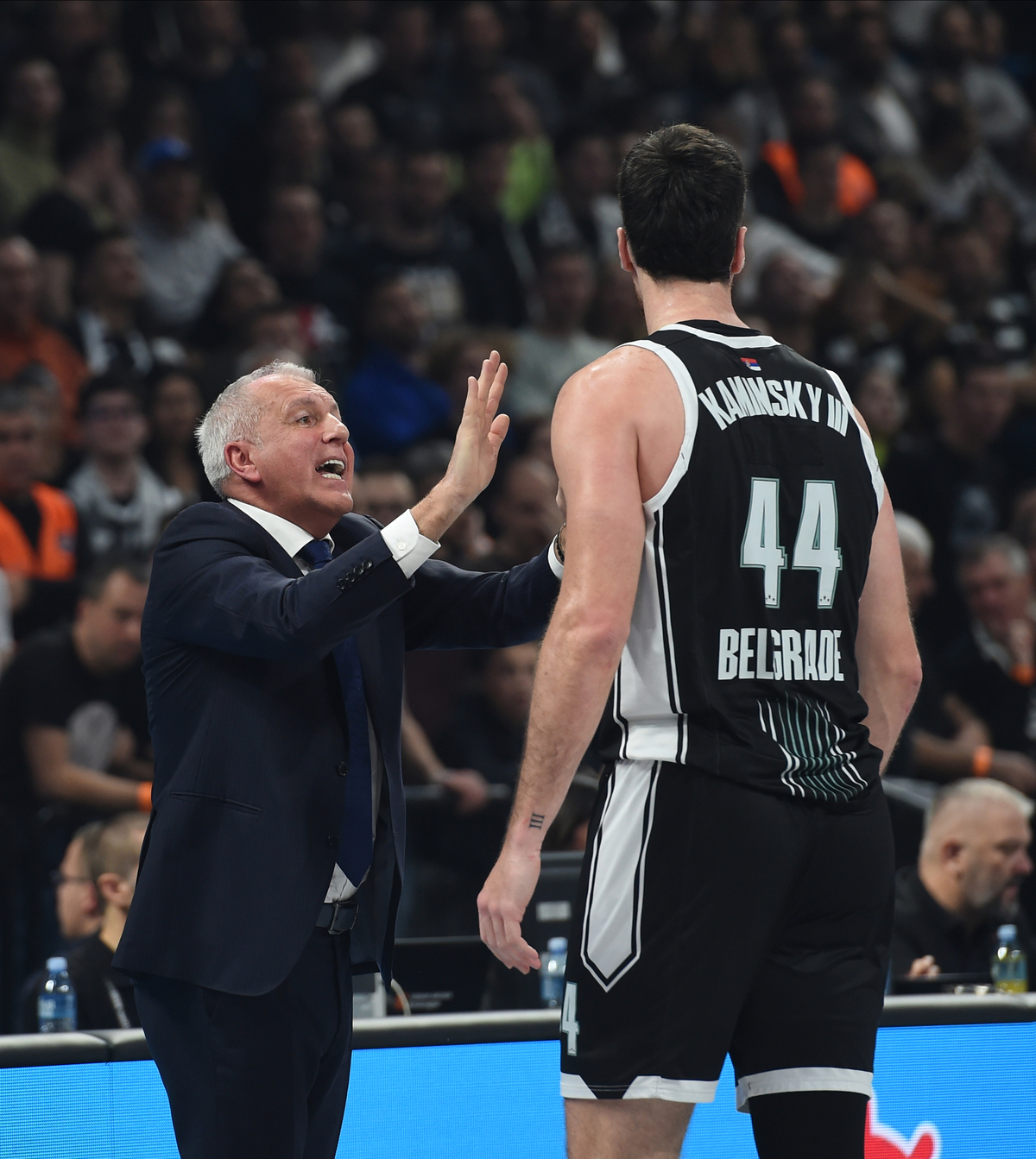 ZELJKO OBRADOVIC, trener kosarkasa Partizana, i FRANK KAMINSKY Frenk Kaminski, na utakmici Evrolige protiv Asvela, u Beogradskoj Stark areni. Beograd, 02.01.2024. foto: Nebojsa Parausic / MN press Kosarka, Euroleague, Partizan, ASVEL